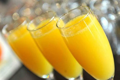 Mimosa: Coctel suave con jugo de naranja natural.