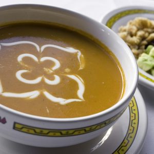 "Sopa de Tortilla Barrigas: Un festín de sabores mexicanos con aguacate, chile pasilla tostado, queso panela, chicharrón y crema.